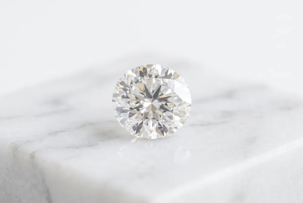 Understanding optimal length-to-width ratios ensures your center stone maintains the perfect balance and silhouette for your finger.