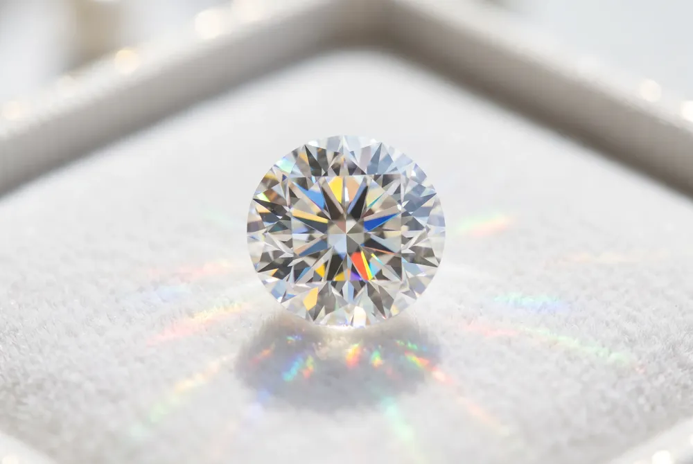 Understand the captivating interplay of light as we explore the distinct visual brilliance of diamonds versus the vibrant rainbow fire of moissanite.