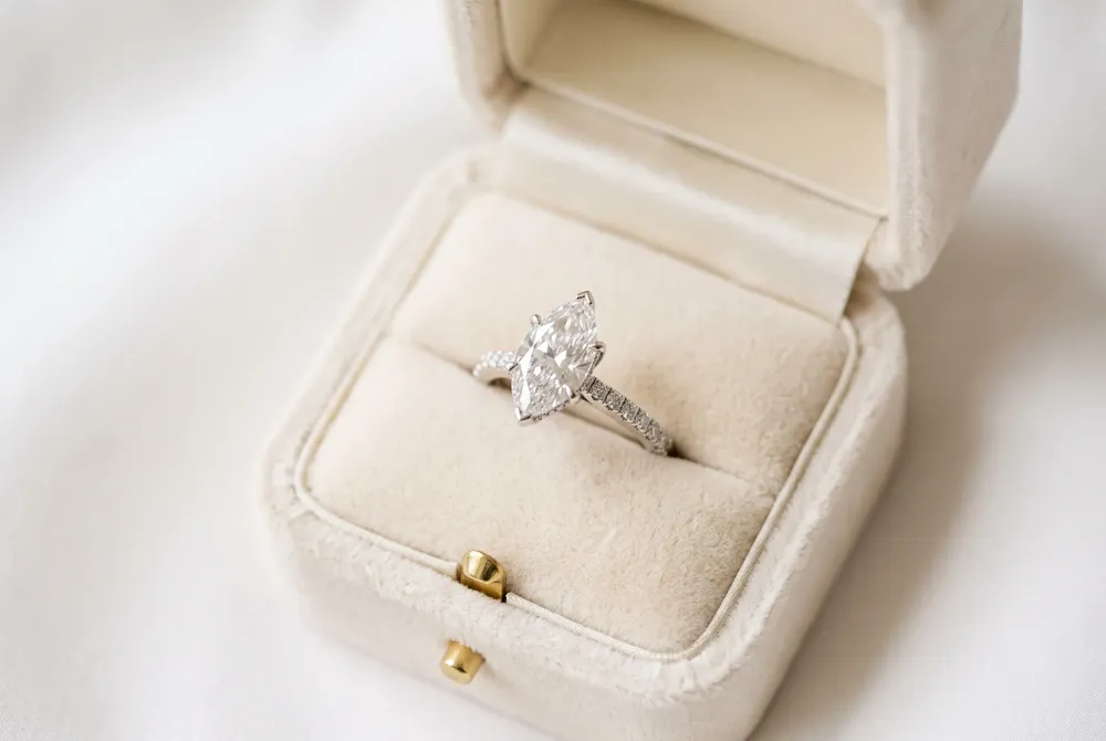 Known as the navette for its boat-like form, the regular marquise captivates with pointed ends and sweeping curves, delivering a timeless blend of brilliance and grace.