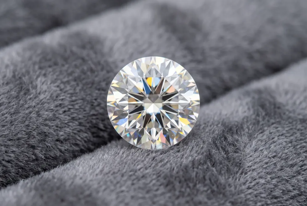 Moissanite delivers exceptional brilliance and hardness for everyday wear, all with the ethical confidence of a lab-grown gem that holds its radiance for a lifetime.