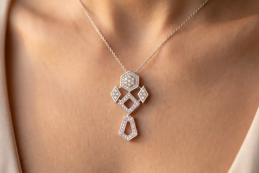 A shimmering frame of accent diamonds amplifies brilliance and shields the marquise’s vulnerable points, blending glamour with lasting security.