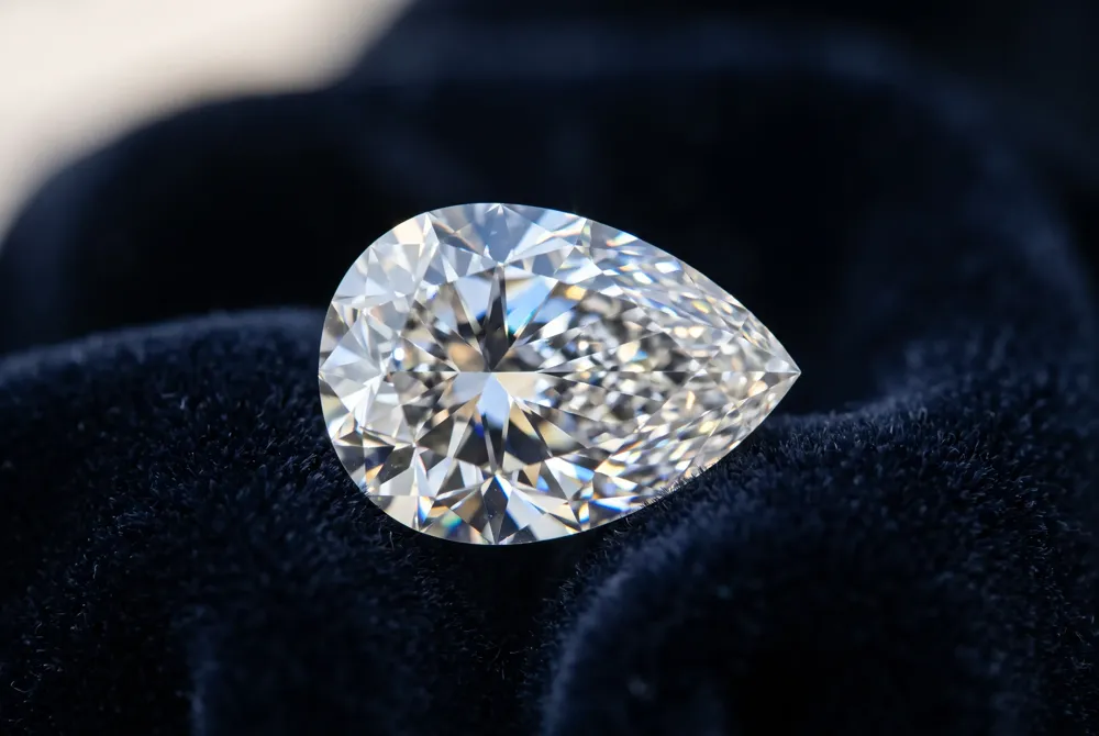 This pear-shaped diamond, a daring romantic legacy, was born in 1458 and immortalized by the legendary Taylor-Burton diamond.