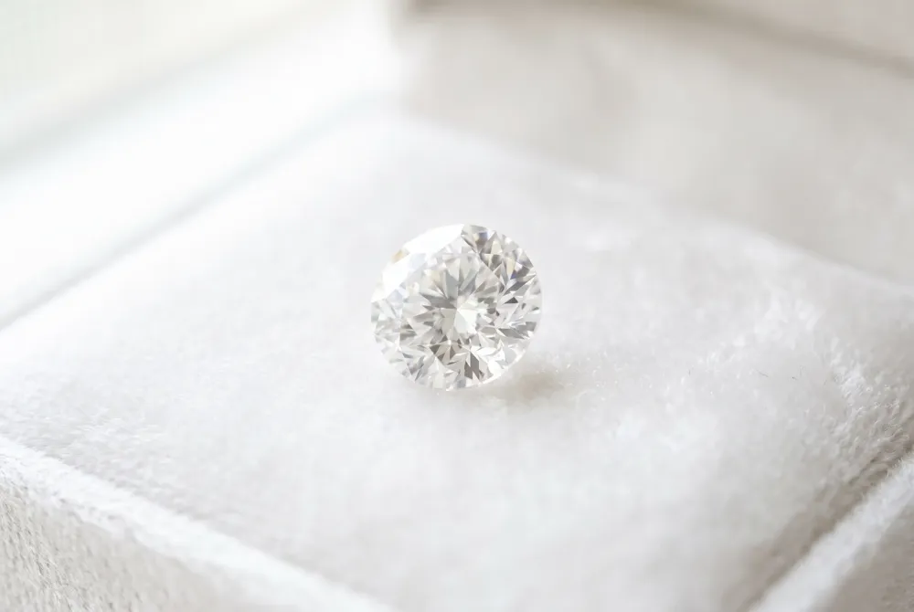 Apply expert insights to select a princess cut diamond that perfectly balances clarity, color, and carat for a truly bespoke result.