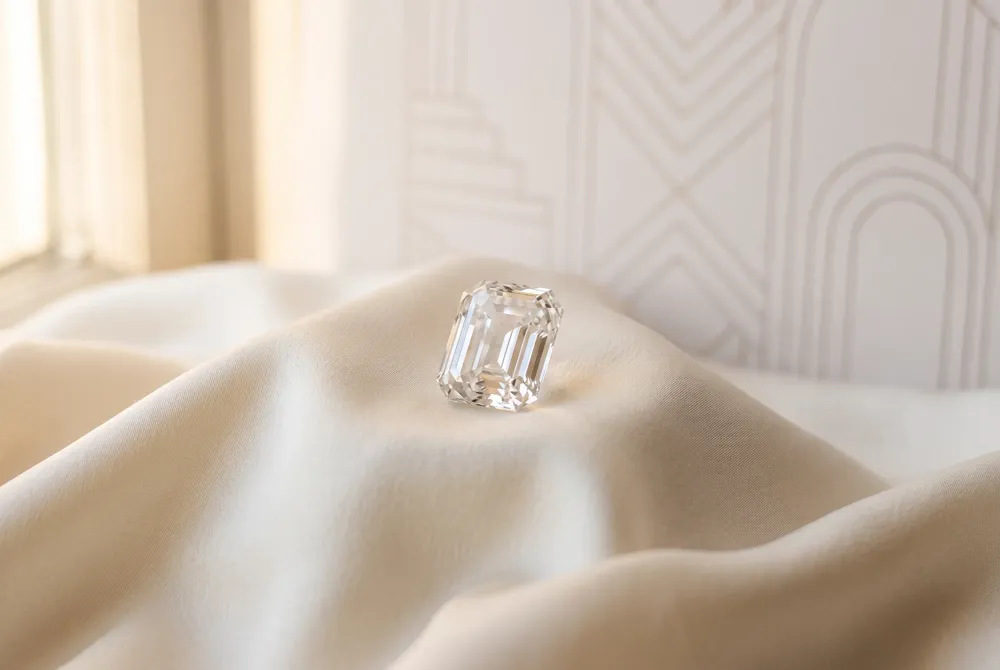 Drawing from Victorian and Art Deco heritage, the emerald cut mirrors the romantic geometry of antique old mine and old euro diamonds.