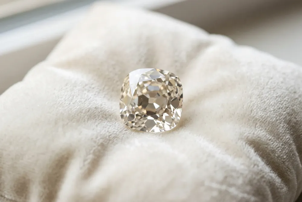Expert estimates place the center stone between 8 and 12 carats, with valuations reaching up to one million dollars for this rare antique cut.
