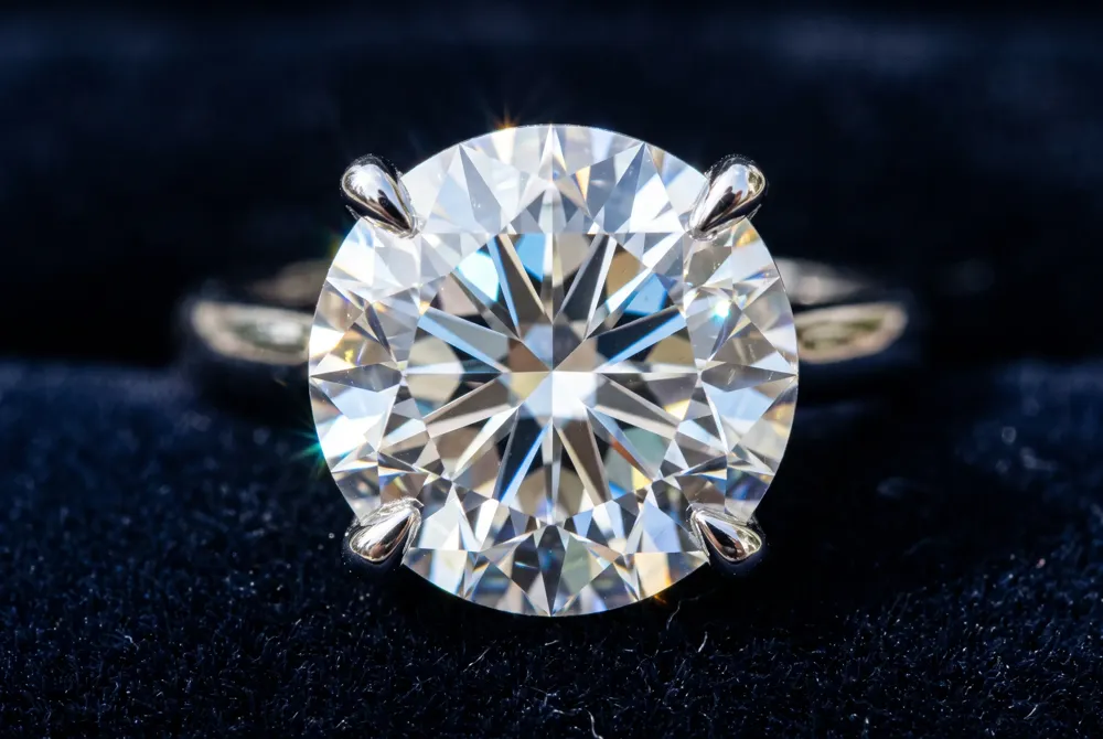 The round brilliant cut returns light with exceptional radiance, offering timeless elegance that makes every facet a testament to expert craftsmanship.