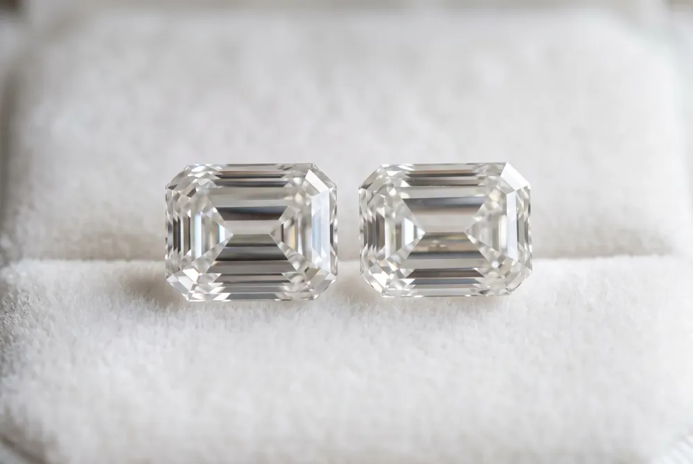 The Toi et Moi style beautifully represents your unique union through the symmetrical brilliance of two expertly placed emerald cut stones.