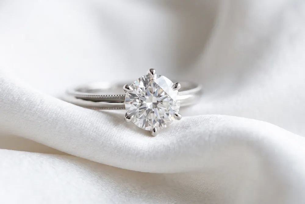A hidden halo offers a secret touch of scintillation that rests gracefully beneath the girdle for a sophisticated profile view.