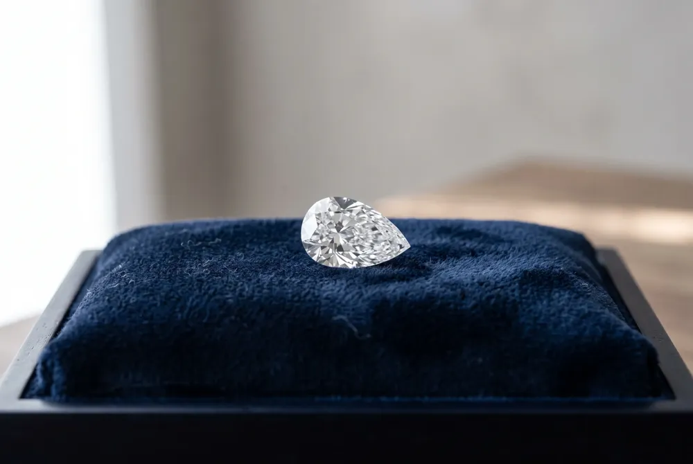 Learn why the unique geometry of the pear cut offers an exceptional visual presence, creating a graceful and slenderizing effect on the hand.