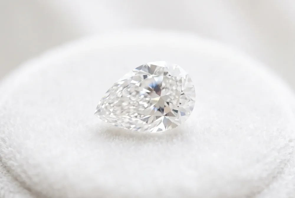 The teardrop silhouette serves as a poetic emblem of emotional depth, beautifully mirroring the fluidity and growth of a meaningful partnership.