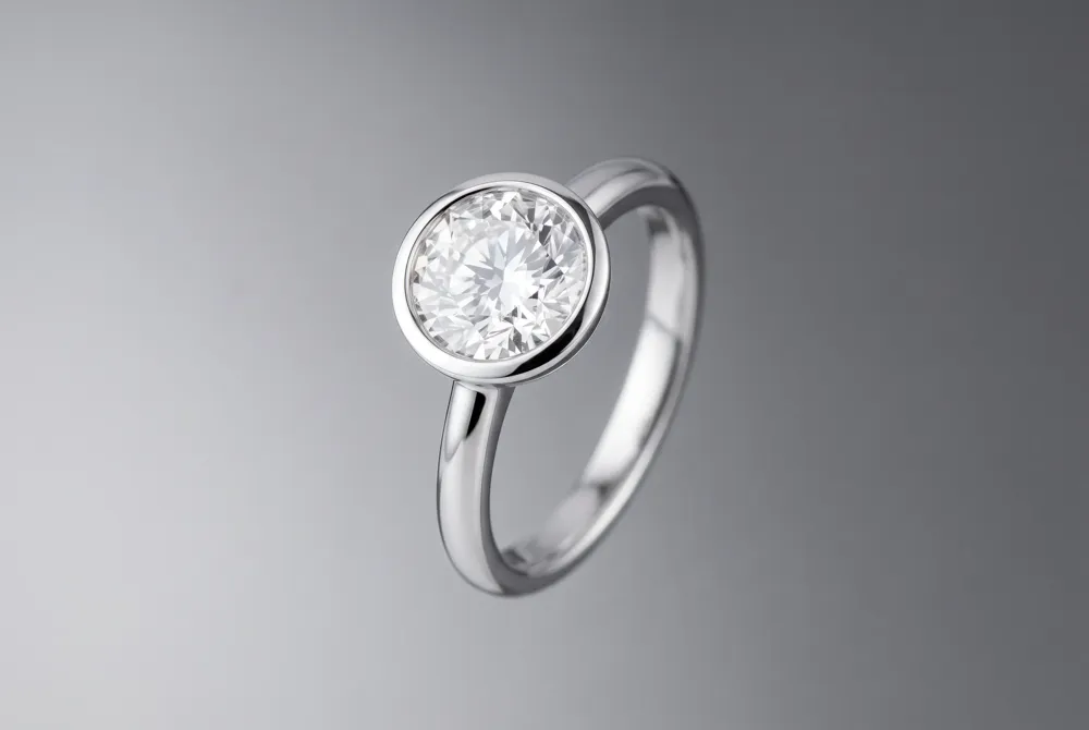 A sleek bezel rim fully protects your pear's delicate tip while offering a clean, modern silhouette that sits flush for effortless daily wear.
