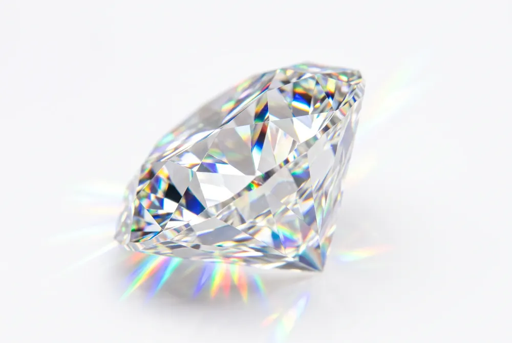 Explore the nuanced light performance of your favorite diamond or moissanite, from the ethereal glow of crushed ice facets to the striking clarity of sharp geometry.