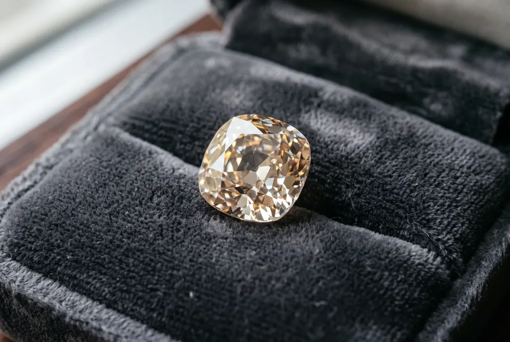 Jewelry experts place the value of Taylor Swift’s exceptional old mine cut diamond between £500,000 and £4 million, reflecting its rarity and hand-cut character.