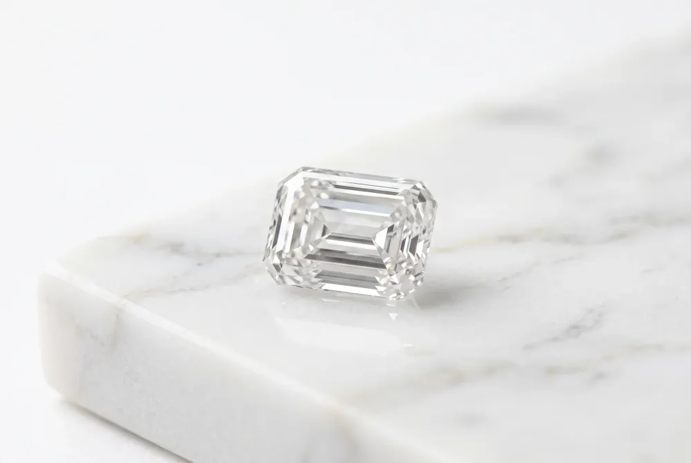 Our emerald cut designs offer a sophisticated hall-of-mirrors effect that balances structural elegance with understated luxury.