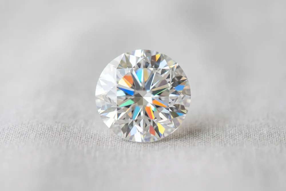 With a hardness rating of 9.25 on the Mohs scale, moissanite offers remarkable resistance to scratches and scuffs, ensuring your ring retains its polish for a lifetime of daily wear.