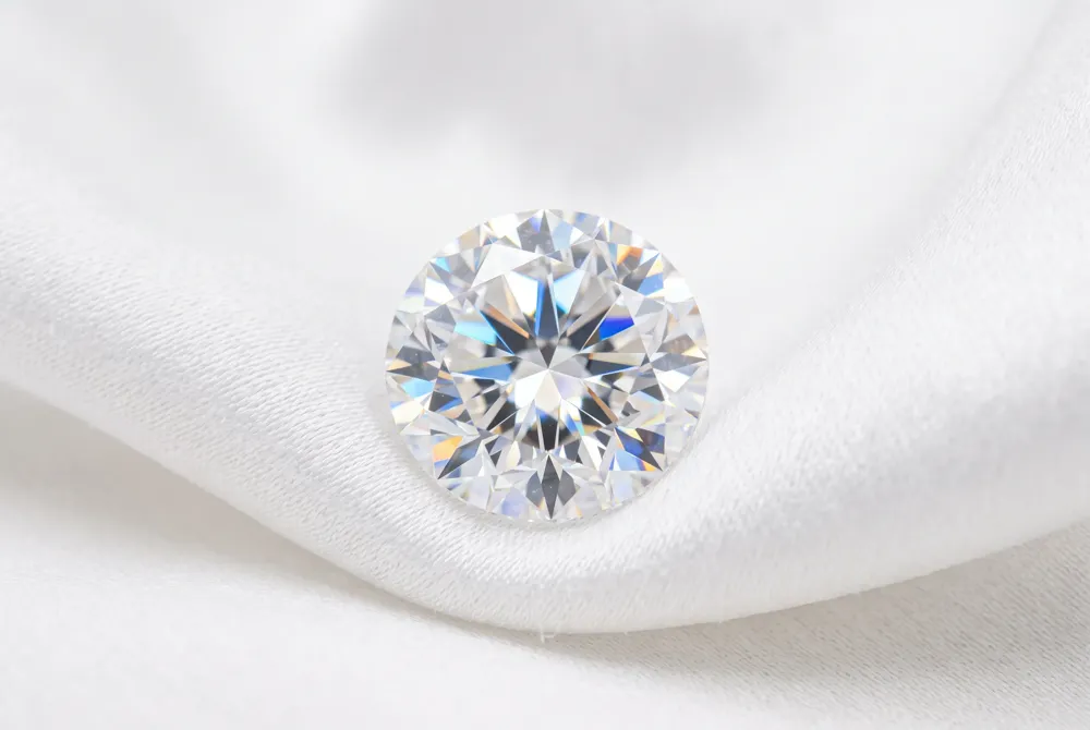 Brilliant facet arrangements maximize internal light return to produce the breathtaking fire and vibrant scintillation characteristic of high-end moissanite.