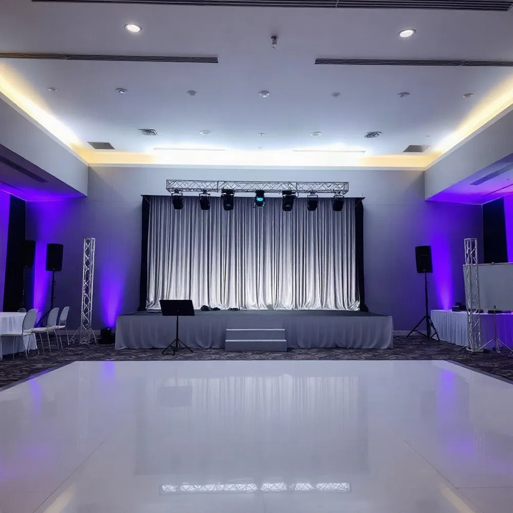 Bespaar jezelf stress door te kiezen voor een full-service partner die licht, geluid en muziek regelt, perfect afgestemd op jullie specifieke budget en persoonlijke wensen.